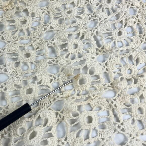 Vintage Crochet Large Doily Floral Lace Handmade Cotton Ecru 12.5x25.5" Oval - Picture 4 of 7